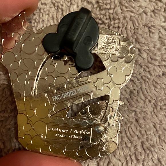 Jessica Rabbit Pin - Picture 3 of 3